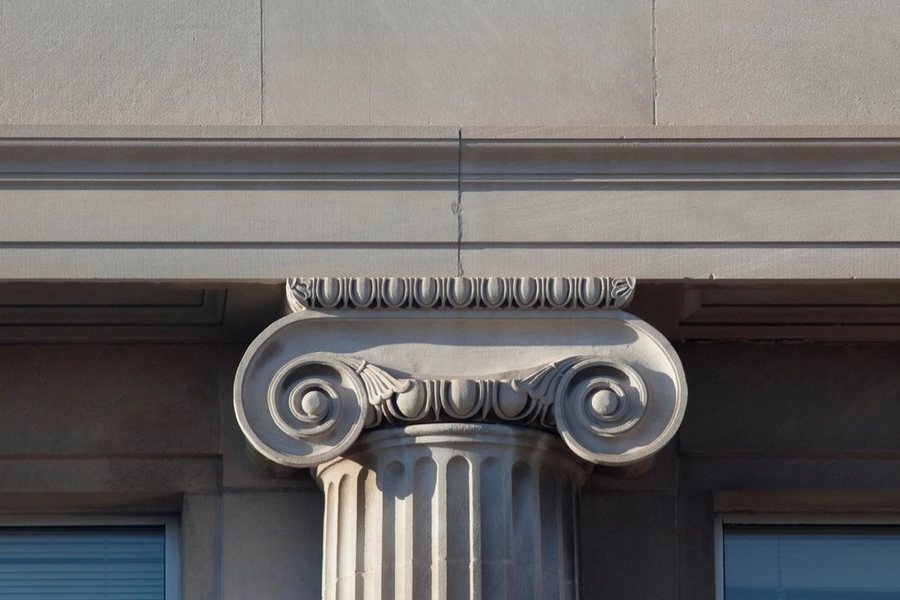 Detalle de una columna de piedra