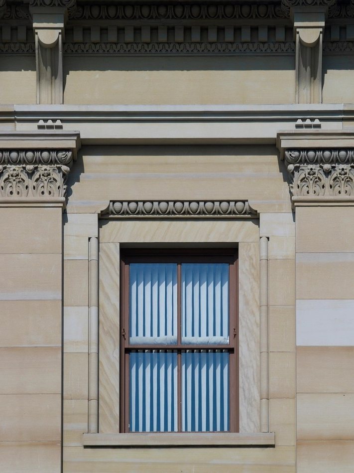 Fachada con columnas del edificio