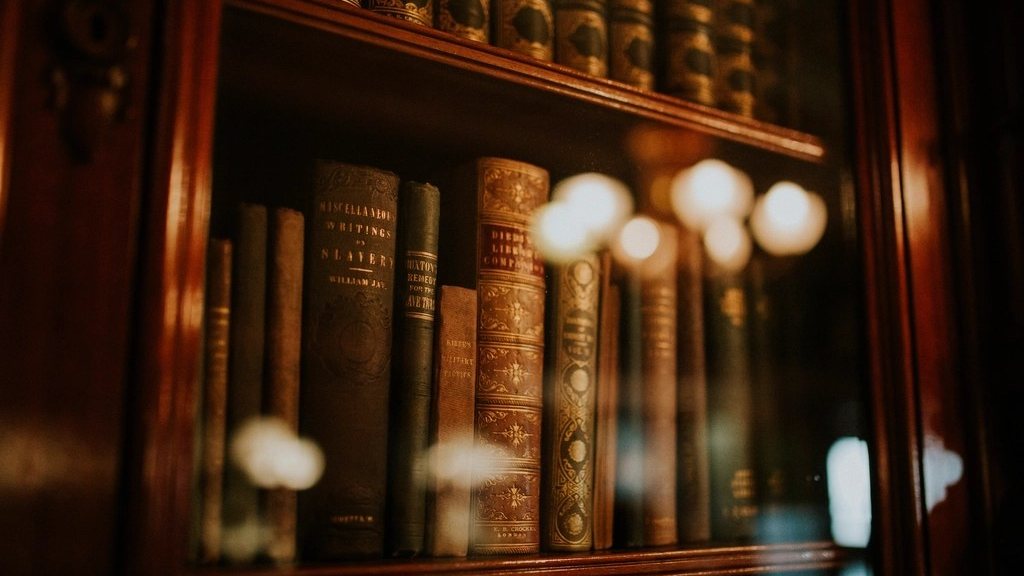 Libros encuadernados en el librero del despacho