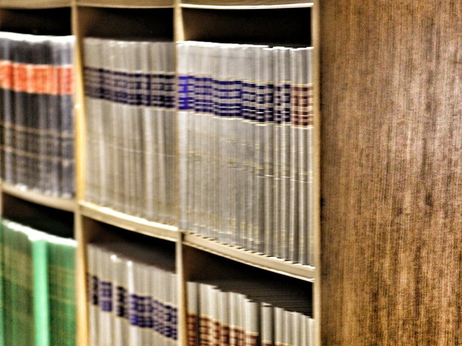 Libros de leyes en el librero