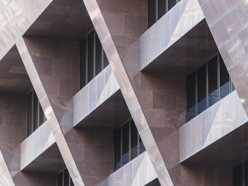 Fachada de concreto con volúmenes inclinados