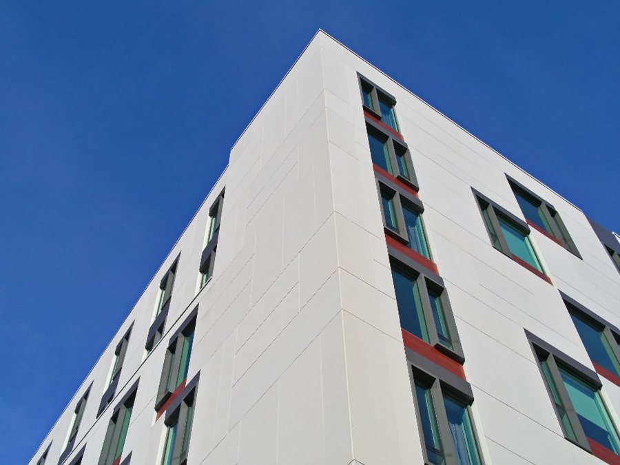 Edificio de departamentos contra el cielo