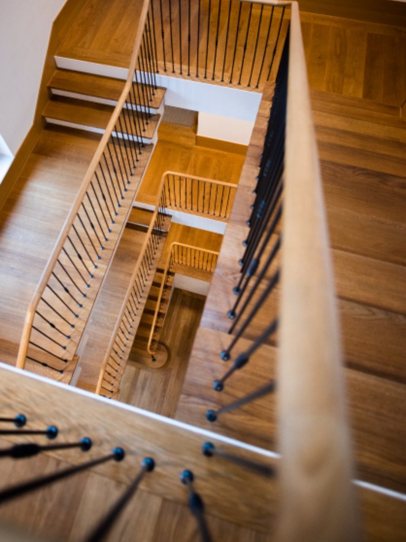 Escalera de madera vista desde arriba