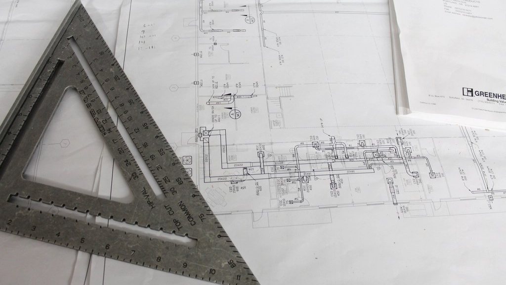 Escuadra sobre un plano de instalaciones