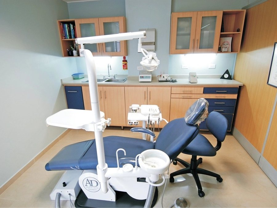 Consultorio dental con unidad y sillón listos