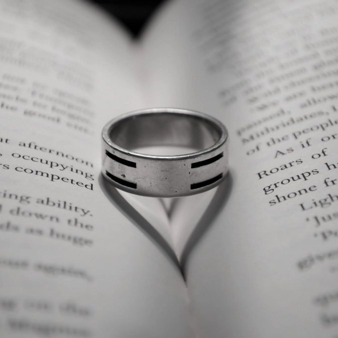 Anillo sobre un libro abierto