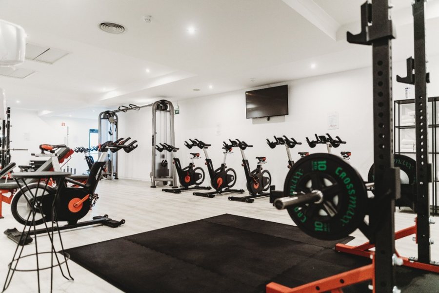 Área de cardio y pesas del gimnasio