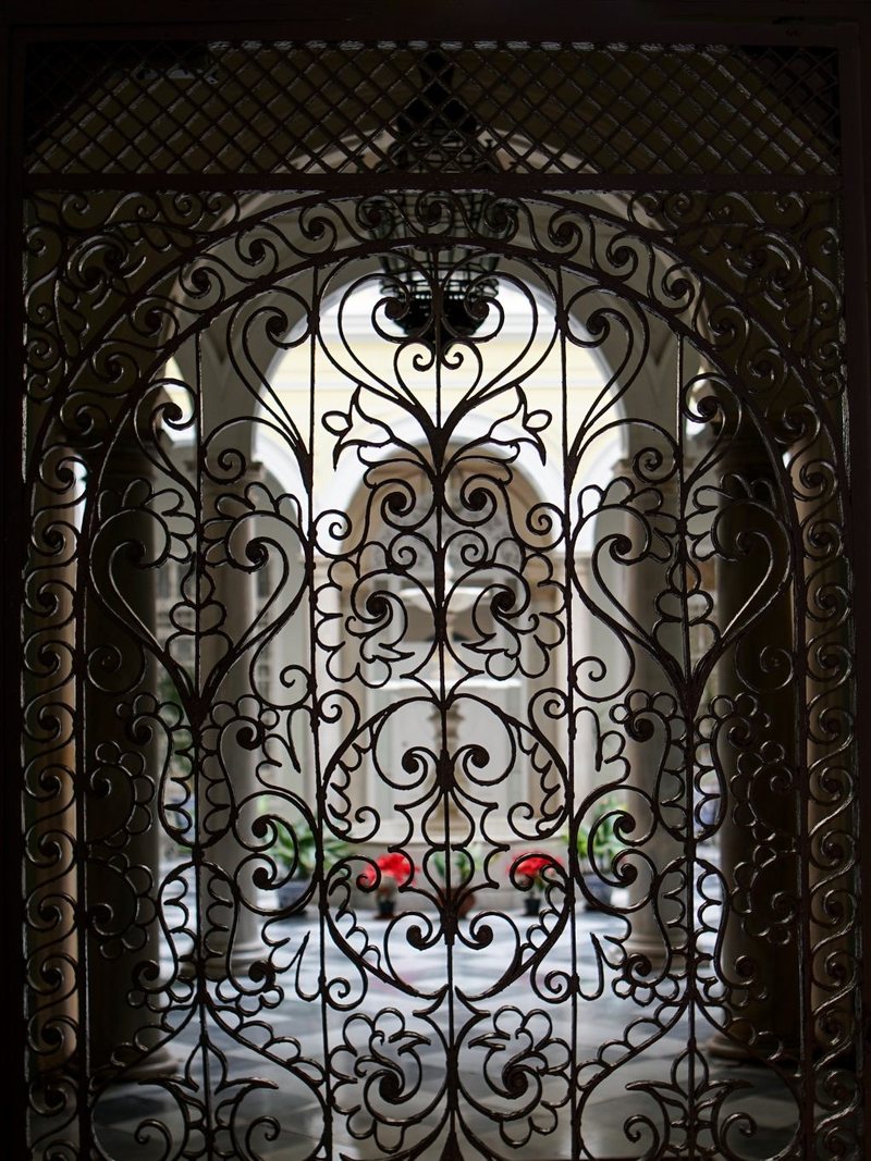 Puerta de forja con vidrio