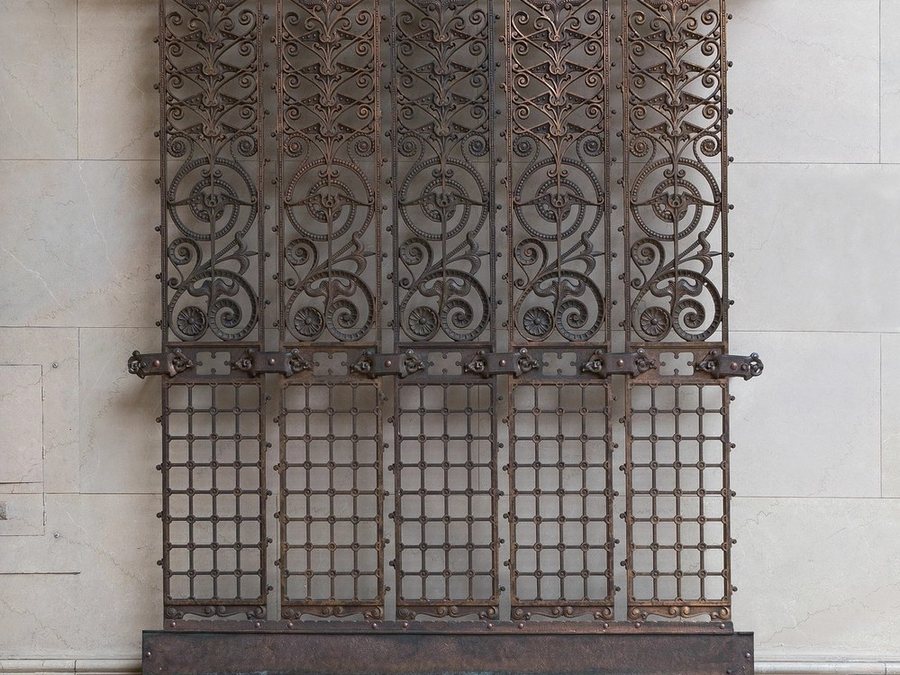 Reja de forja terminada en una ventana