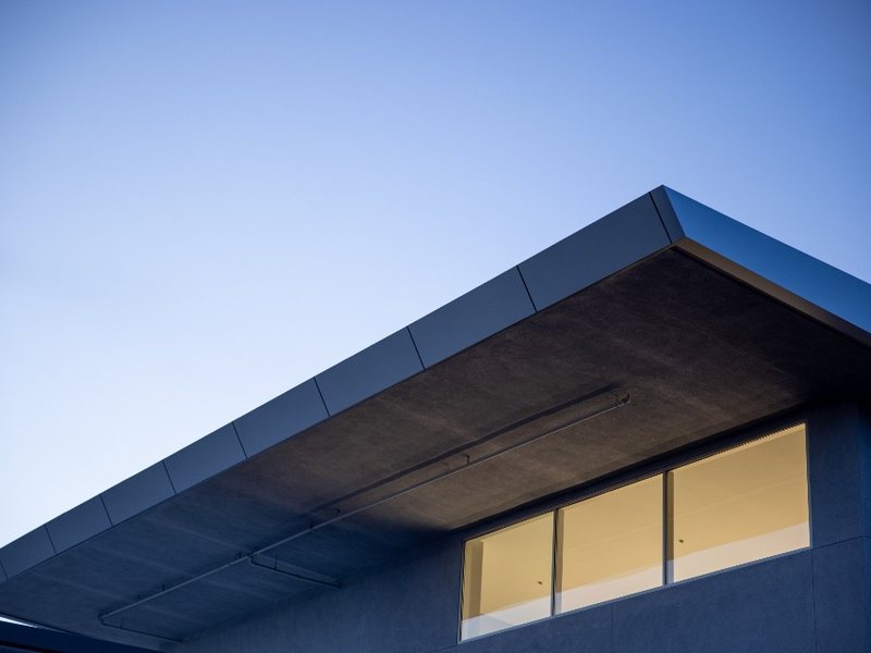 Casa moderna con alero de concreto