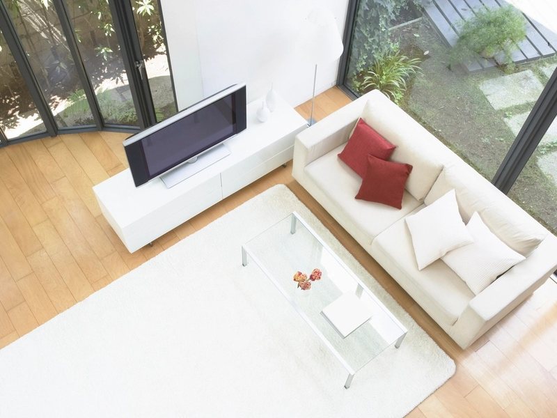 Sala con muros de vidrio hacia el patio