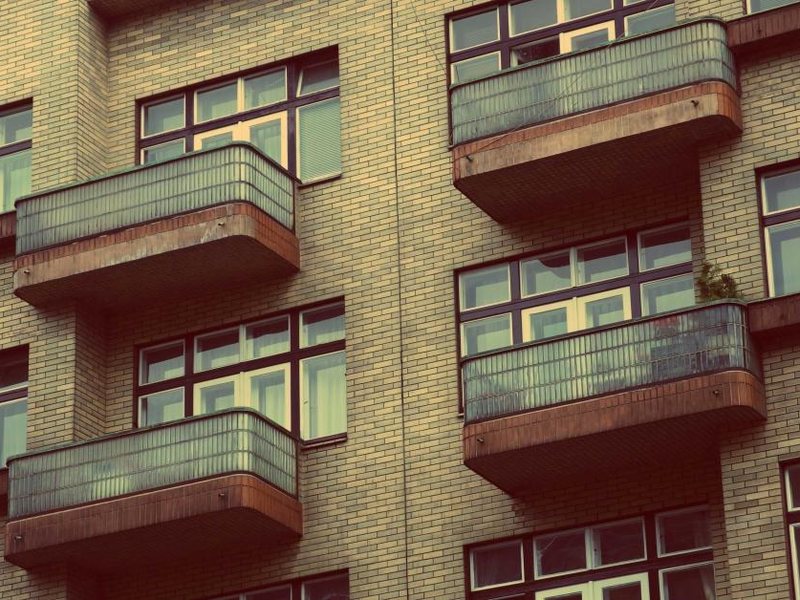 Edificio de ladrillo con balcones