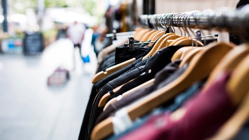 Perchero con ropa en la tienda