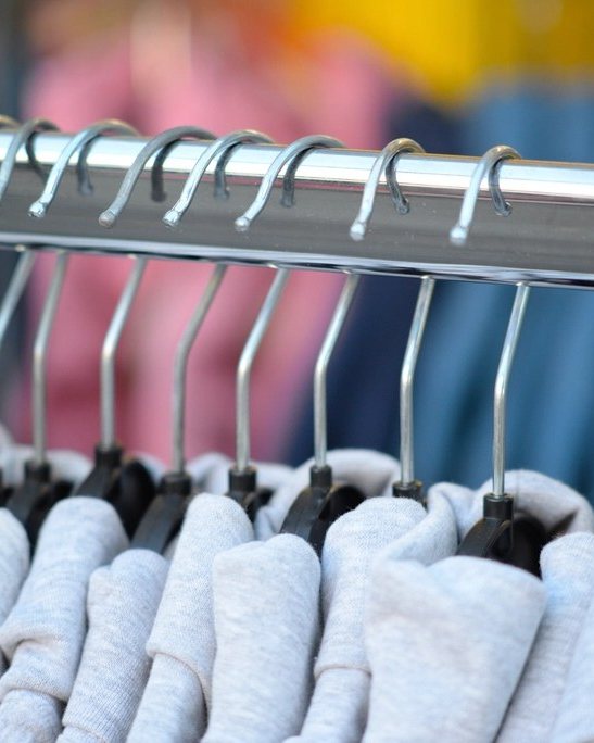 Sudaderas colgadas en el perchero