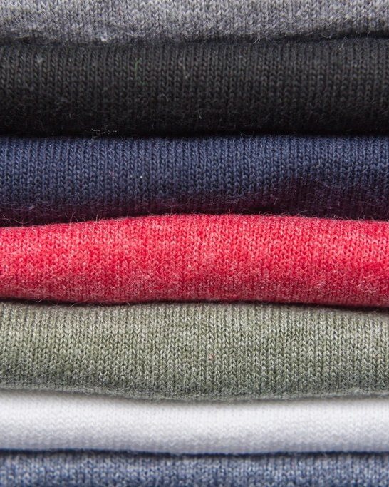 Suéteres doblados en varios colores