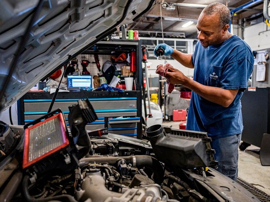 Mecánico revisando el motor con escáner